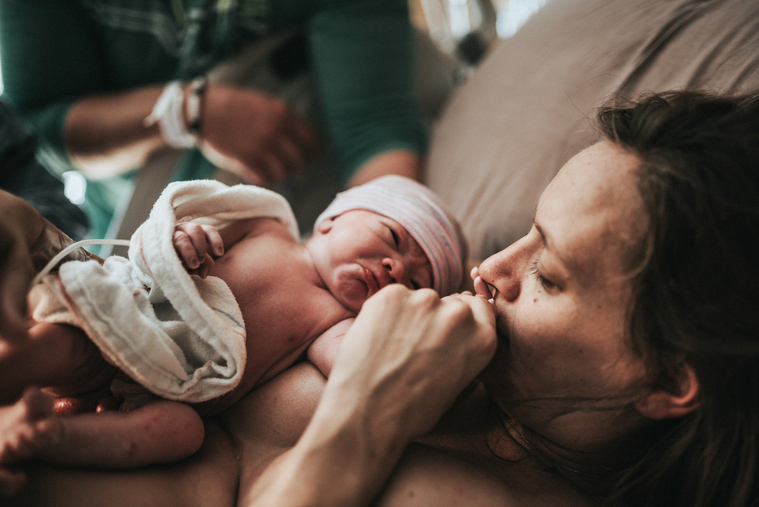 The benefits of skin-to-skin after birth as photographed by Los Angeles birth photographer Diana Hinek for Dear Birth