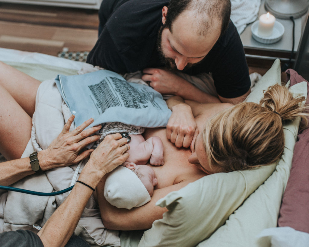 The benefits of skin-to-skin after birth as photographed by Los Angeles birth photographer Diana Hinek for Dear Birth