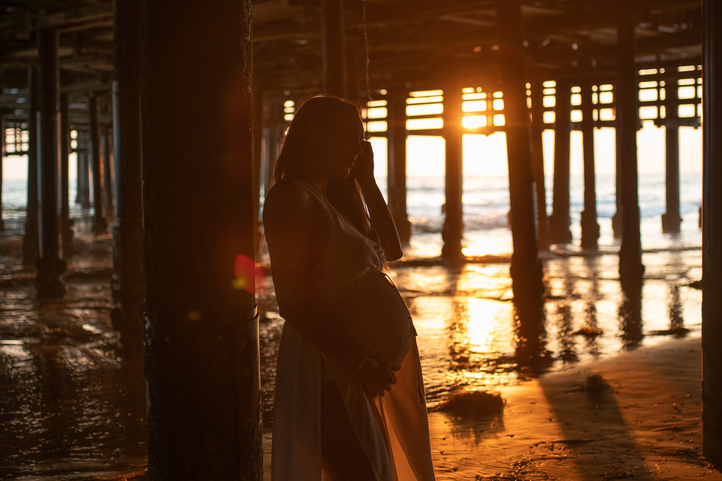 Colorful Sunset Maternity Session at the Beach with family and birth photographer Diana Hinek for Dear Birth