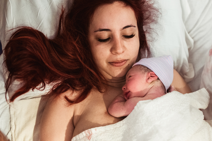Non-intervention hospital birth with los angeles birth photographer and doula Diana Hinek for Dear Birth