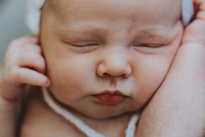 color image of newborb close up as photographed by Los Angeles pregnancy and newborn photographer Diana Hinek for Dear Birth