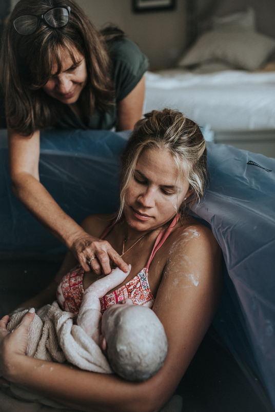 Los-angeles-birth-photographer-and-birth-pool-hire-dear-birth-captures-home-water-birth-in-pool-in-a-box