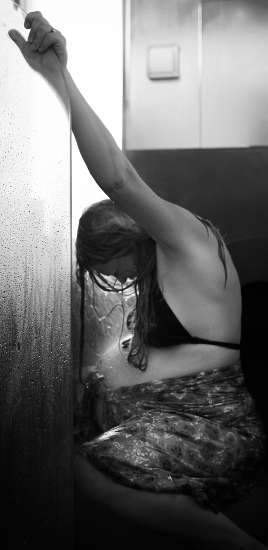 Homebirth-shower-black-and-white-los-angeles